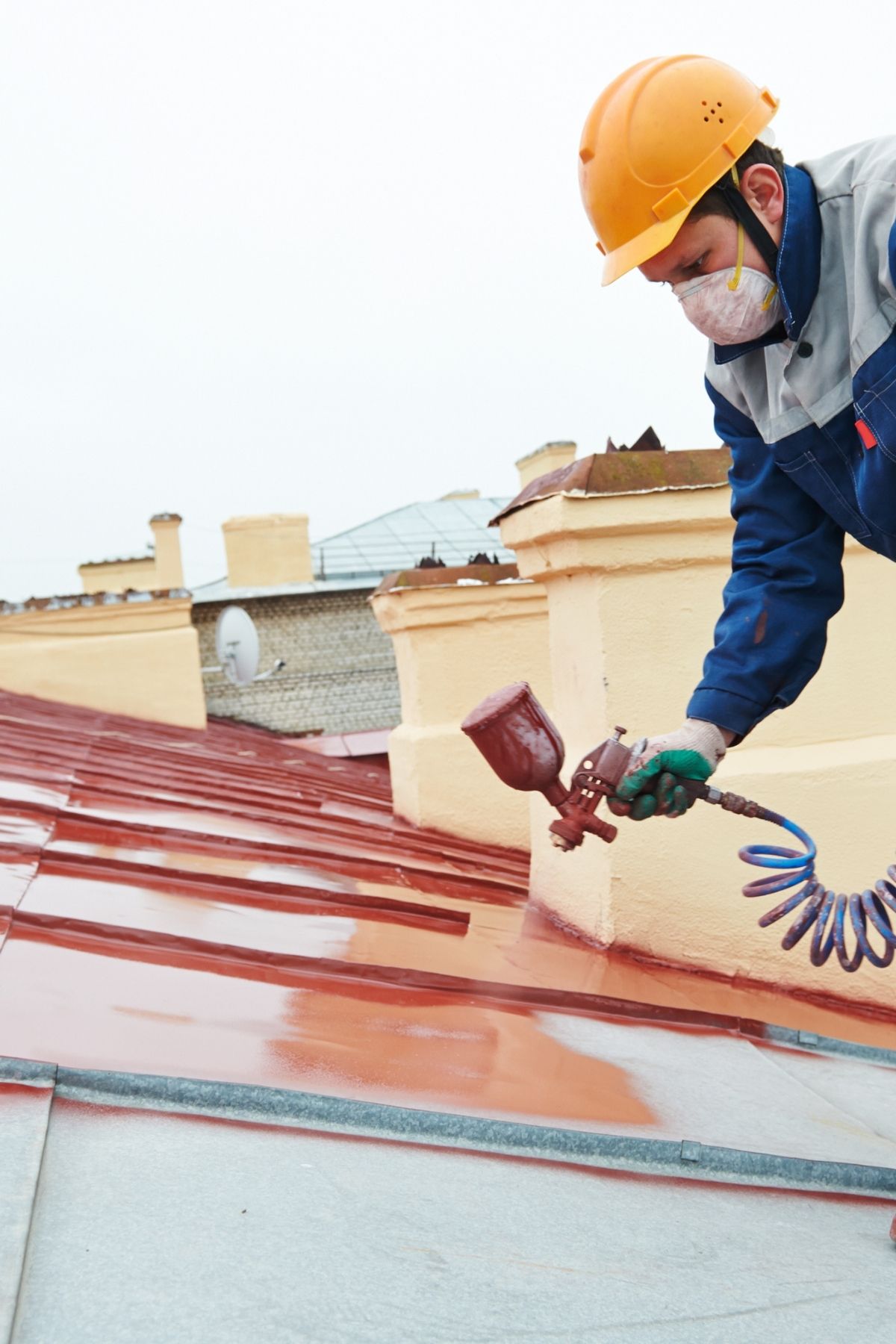 Travaux de peinture extérieure sur toit commercial à Chambly