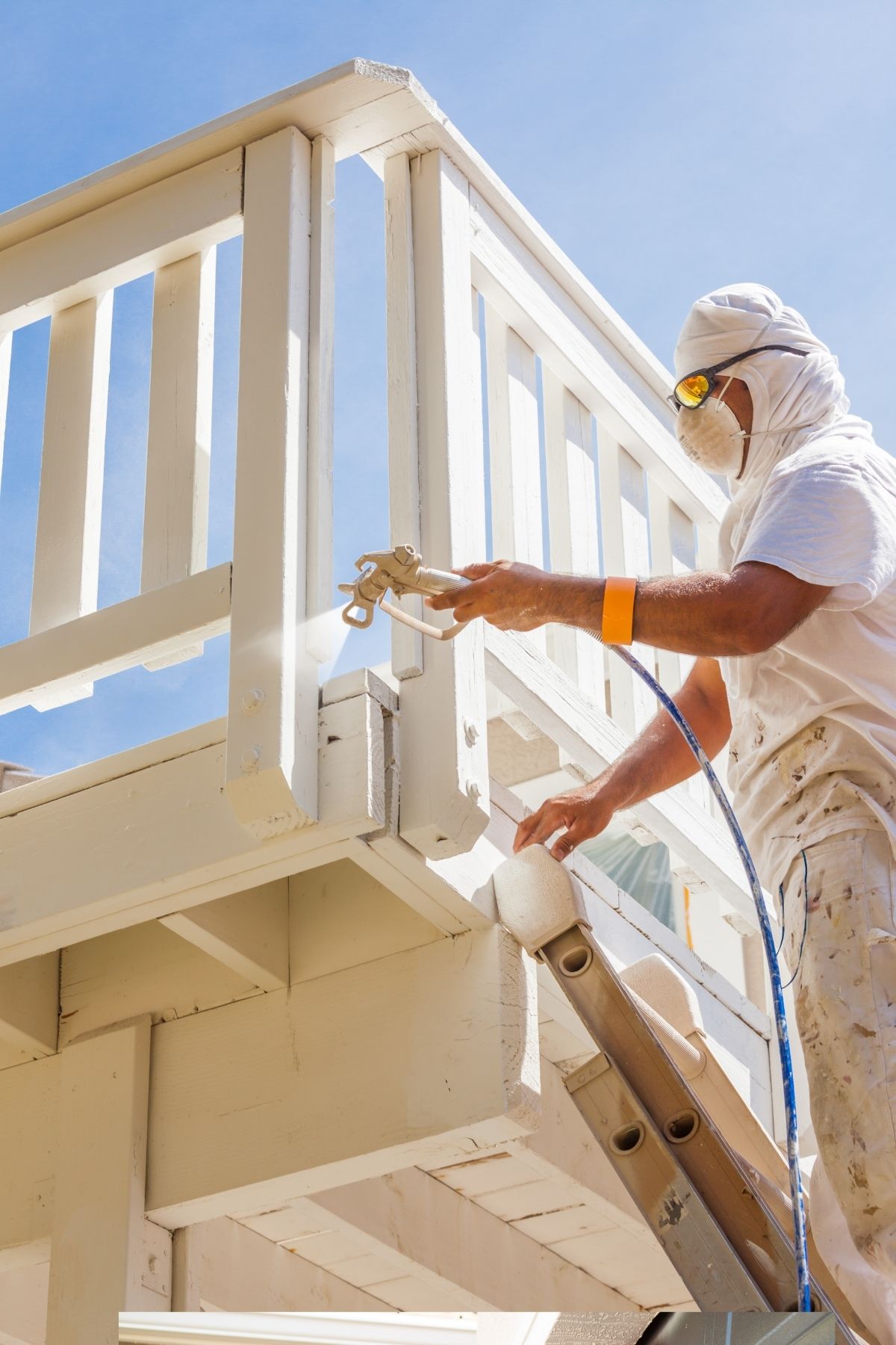 Peintre en bâtiment à Montmagny appliquant une couche de peinture blanche