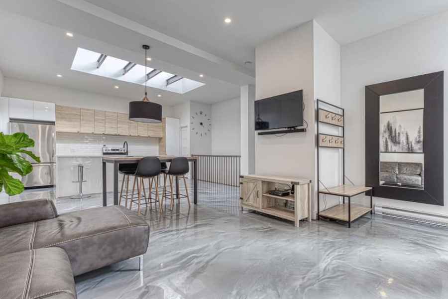 Peintre en bâtiment à Thetford-Mines appliquant une couche de peinture blanche