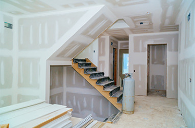 Application de peinture sur plafond par un entrepreneur peintre à Thetford-Mines