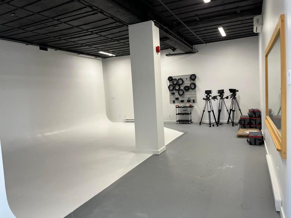 Peintre professionnel utilisant un rouleau pour peindre un mur intérieur en Beauce